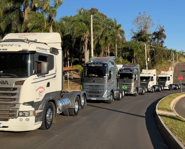 Fila de caminhões da Transportes D&D Galvão em uma estrada de Concórdia