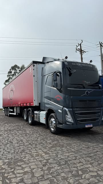 Caminhão Volvo com carreta sider vermelha da D&D Galvão